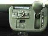 オートエアコンを装備しておりますので、四季を通じて車内を快適な温度に保つことが出来ます!高級感が有りますね!