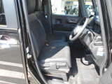 運転席はシートの高さを調節できます!また前席はシートヒーターがついています♪