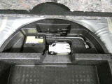 スペアタイヤレス車です。応急セットを搭載しております。