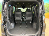 普段のお買い物や通勤、送迎等に十分な荷室スペースを確保しております。セカンドシートを倒すと、大きな荷物の積載も可能です♪