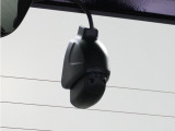 この車にはリアにもドライブレコーダーを装備しております◆映像・音声などを記録する自動車用の装置です。 もしもの事故の際の記録はもちろん、旅行の際の思い出としてドライブの映像を楽しむことができます。