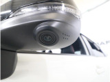 ■助手席側ドアミラーにはサイドビューカメラを装備。ドライバーの死角となりやすい車体左下側がきちんと確認できるので、幅寄せや狭い道でのすれ違いなどに効果を発揮します。