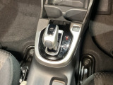 自然に手が届く距離に配置されたシフトレバー。