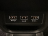 シフトノブの下に、スマートフォンなどの充電可能なUSB端子が2個、音源などの外部入力の可能なUSB端子が1個ついています。移動中に充電もできるので便利です。