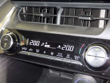 左右独立温度コントロールフルオートエアコンです。運転席、助手席それぞれで独立して温度設定ができます。冷え性の方が乗っても安心ですね♪