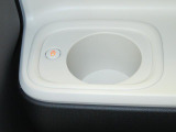 ホッとカップホルダーが運転席・助手席にあります。ホットドリンクをちょうど良い温度でキープしてくれる保温機能付で嬉しいです。