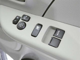 当社は、任意保険も取り扱っております。お車の保険のお見積りはお気軽にどうぞ。万が一の時、窓口を一本化すると便利です。