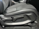 運転席は座面の上下調整ができ適切なドライビングポジションで運転できますよ♪
