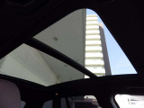 サンルーフ付きで解放感のある室内空間です。