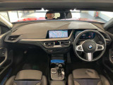 BMWの操作パネルは使いやすさを追求し日常生活で必要なボタン&スイッチを使えるようにした構造となっております。購入時から沢山触って体感してください。