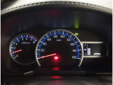 とっても見やすいメーターです。夜間時はラグジュアリーな気分にさせてくれる照明が魅力ですので、夜のドライブも楽しみになりますよ♪