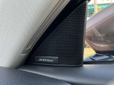 BOSEサウンドシステムを搭載。「良い音を出す」ではなく、その車種のごとに特徴を計算(車種専用設計)し、「反響音」を作り出すことによってどの座席でも自分中心で音が聴こえ、「心地よい空間」を作り出します。