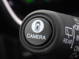 ★マルチビューカメラ★ワイパーレバー先端の「CAMERAスイッチ」を押すことで、車を上空から見下ろしたような映像をカーナビ画面に映し出し、車庫入れや縦列駐車をサポートしてくれます♪