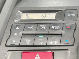 【オートエアコン】一度お好みの温度に設定すれば、車内の温度を検知し風量や温度を自動で調整。暑い&hellip;寒い&hellip;と何度もスイッチ操作をする必要はありません。快適な車内空間には必須の機能ですね♪