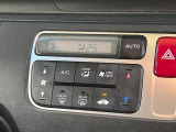 【オートエアコン】一度お好みの温度に設定すれば、車内の温度を検知し風量や温度を自動で調整。暑い&hellip;寒い&hellip;と何度もスイッチ操作をする必要はありません。快適な車内空間には必須の機能ですね♪