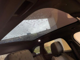 フルガラスパノラミックルーフ。車内に気持ちいい自然光が差し込み、頭上に広がる風景をお楽しみいただけます。快適な車内温度を維持し日差しから乗員とインテリアを守るダークカラーのガラス。電動ブラインド付き!