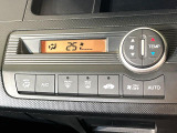 【オートエアコン】一度お好みの温度に設定すれば、車内の温度を検知し風量や温度を自動で調整。暑い&hellip;寒い&hellip;と何度もスイッチ操作をする必要はありません。快適な車内空間には必須の機能ですね♪