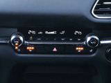 【フルオートエアコン】運転席と助手席の温度調整がそれぞれ出来るフルオートエアコン装備です。これなら暑がりなご主人、寒がりな奥様が同乗されても問題ないですね。