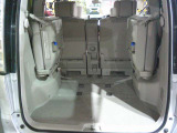 両側のシートを跳ね上げると荷物もたくさん積めるラゲッジルームになります。