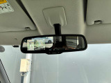 ルームミラーには、上から丸見えアラウンドビューモニターが写るので駐車が苦手な方には便利な装備になりますね♪