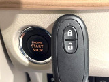 【キーレススタートシステム】カバンやポケットに入れたままでもドアの施錠・解錠が可能なスマートキーを装備。エンジンのオン・オフ時もカギを取り出す必要が無いからとっても便利です♪