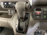 CVT車のセレクトレバーです。低速から高速まで、変速ショックのないスムーズな走りを実現するとともに、エンジン効率のよい領域を維持することで燃費にも貢献します。