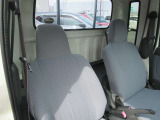 シートリクライニング可能なので軽トラックですが乗り心地が良いです。