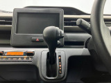 【インパネシフト】シフト操作のしやすいインパネシフトです。足元が広くなりすっきりしますので、大柄な方でも快適に運転ができます。