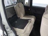 後席シートは分割可倒式で使い方いろいろです。