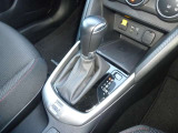 【シフトレバー】マニュアルモード付6速AT。低回転から高回転域までしっかりとしたシフトチェンジをアシストします。