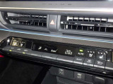 オートエアコン付きなので一度、気温を設定すれば自動的に過ごし易い温度に調整してくれますよ。 車内をいつでも快適空間にしてくれます。