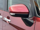 対向車や歩行者が認識しやすいサイドターンランプ付カラードドアミラー