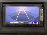 バックでの車庫入れも安心です! リアカメラが付いているバックモニター付のナビを装備しております。操作線もついており距離感も画面から確認できます。