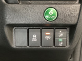 Hondaセンシング用の、VSA(ABS+TCS+横滑り抑制)解除と路外逸脱抑制機能のオンオフスイッチなどはハンドルの右側に装備しています。燃費に役立つECONボタンもここです。