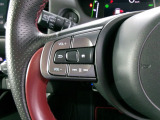 ハンドルにオーディオの操作スイッチが装備されています!視線を前方から外さずハンドルから手を離さずに操作できるのでとっても安全ですね♪