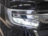 【LEDヘッドライト】省電力で、明るく遠くまで照らし、夜道や雨天などの走行の際、安心感を高めます。オートライト機構で周囲の明るさを感知し、自動で点灯、消灯します。