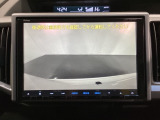 ギヤをR(バック)に入れるとナビの画面に後ろの映像が映るリアカメラ付です。後退時、コンディションが悪い視界でもカラーバックモニターがドライバーをサポートします。
