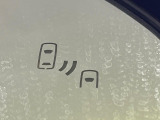 【ブラインドスポットモニター】走行中、ドアミラーの死角になりやすい箇所に後続車が接近するとサイドミラーのレンズに警告を表示!ドライバーに注意喚起をしてくれます。