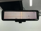 【インテリジェントルームミラー】後部座席の人や荷物で視界が遮られてもカメラの映像でいつでもクリアな後方視界が確保できます。