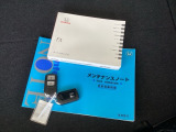 メンテナンスノート【整備記録簿】、取説も揃っています。スマートキーはバッグなどにしまったままボタン操作でエンジンの始動・停止ができて大変便利です。