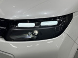 【LEDヘッドライト】悪天候や夜間走行時も良好な視界を確保し安心して運転できる高輝度LEDヘッドライトを装備!点灯速度が早く、消費電力も抑えられています。
