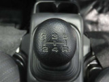 シフトチェンジとクラッチワークで、走りを自在にコントロールできる5速マニュアル車です!