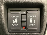 リアドアは乗り降りに便利な両側電動スライドドアです。また運転席に座っていながらスイッチ操作で自在にスライドドアを開け閉めできます。