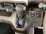 シフトはインパネシフト、パーキングブレーキは電子制御となっています。