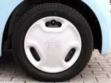 タイヤサイズは、155/65R14です。デザインにも優れている純正ホイールキャップが装備され、足元を引き締めます。