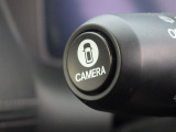 ★マルチビューカメラ★ワイパーレバー先端の「CAMERAスイッチ」を押すことで、車を上空から見下ろしたような映像をカーナビ画面に映し出し、車庫入れや縦列駐車をサポートしてくれます♪