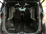 【荷室】サードシートを左右に跳ね上げれば、さらに広くご使用することが出来ます。