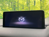 【10.25インチマツダコネクト】車内の雰囲気にマッチした大型ディスプレイ。スマホ接続でのナビ使用やBluetooth再生等、様々な機能が楽しめます。直感的なダイヤル操作が可能で、使い勝手も良好です。