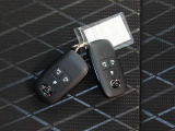電子キーをポケットやカバンに入れているだけで、ドアの開錠・施錠が行えます。荷物を抱えていてもラクラク開閉です。エンジン始動も行えます。