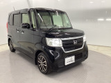 狭い駐車場でも、スライドドアならチャイルドシートへのお子さまの乗降や荷物の積載もスムーズ。とても便利な【助手席側。電動スライドドア】ドアハンドを少し引くだけでリアドアが自動開閉します。